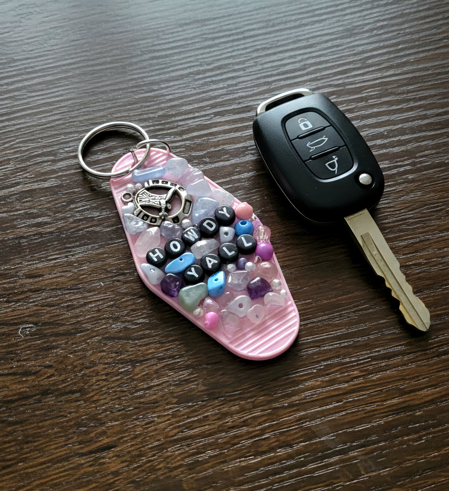 Retro Hotel Keychains: "Howdy"