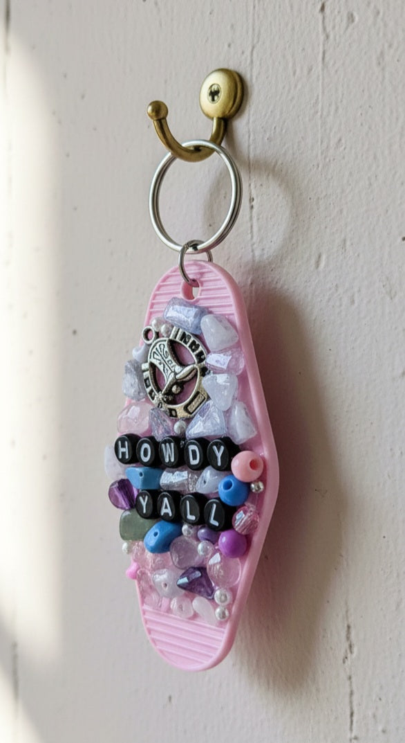 Retro Hotel Keychains: "Howdy"