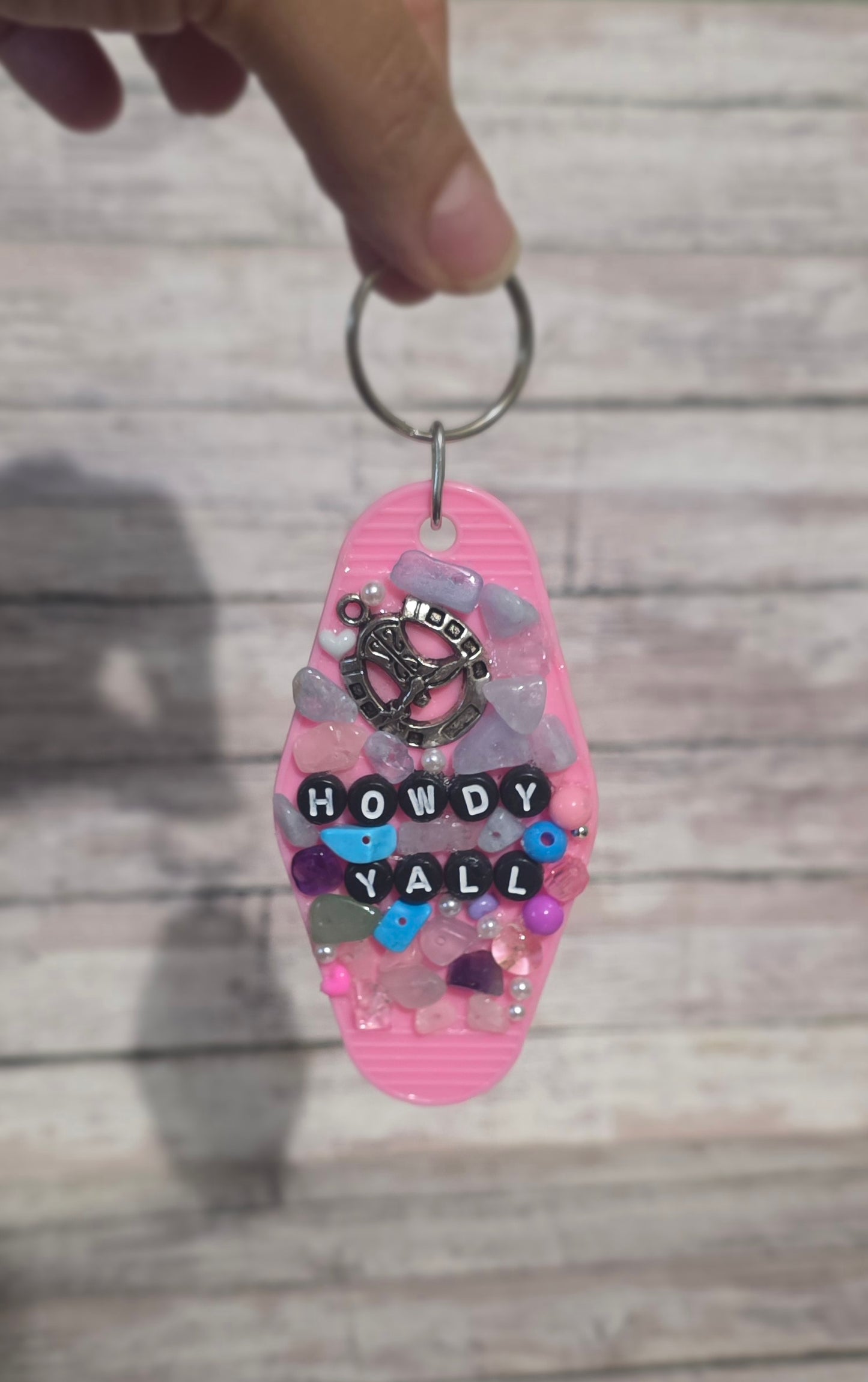 Retro Hotel Keychains: "Howdy"